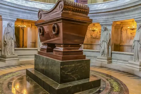Grobowiec Napoleona Bonaparte, z rzeźbami aniołów i inskrypcjami. Ciekawe napoleon bonaparte ciekawostki.