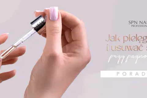 Delikatna dłoń z zadbanymi paznokciami, na które aplikowany jest olejek. Poradnik o pielęgnacji skórek, idealny do manicure biologicznego.