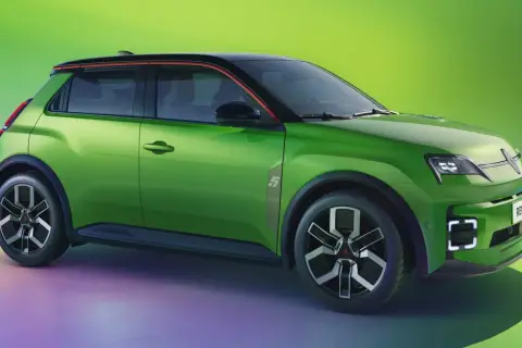 Nowoczesny, zielony Renault 5 Electric z czarnym dachem i czerwonymi akcentami.