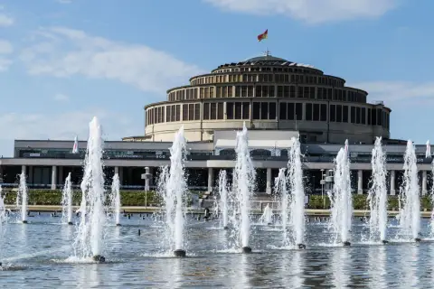 Wrocławska Hala Stulecia, jeden z obiektów UNESCO w Polsce, z fontannami w letni dzień.