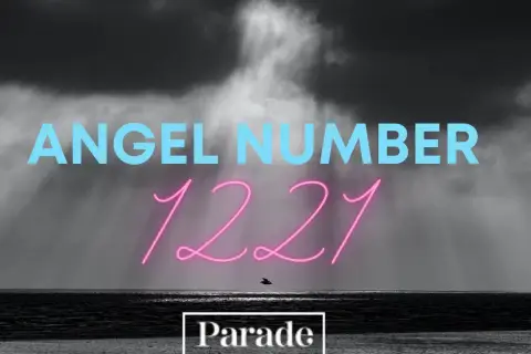 Anielski numer 1221 znaczenie. Niebo burzowe nad spokojnym morzem, z ptakiem w locie.
