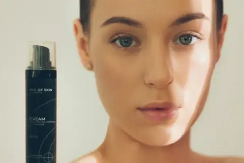 Krem RUE DE SKIN chroni skórę przed szkodliwym promieniowaniem UVA i UVB, zapewniając jej zdrowy wygląd.