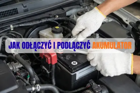 Ręce w białych rękawiczkach odkręcają kluczem zacisk akumulatora. Poradnik: jak odłączyć akumulator w samochodzie.