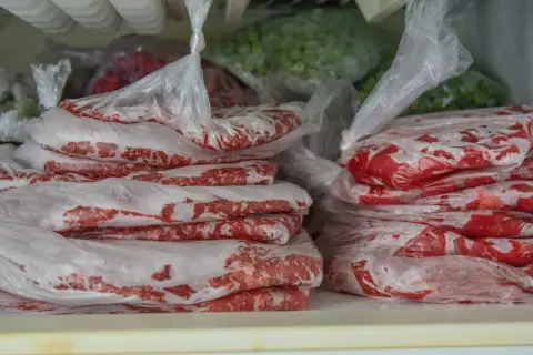 Ile czasu mrozić mięso? Konkretne terminy i porady eksperta.