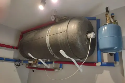 Instalacja grzewcza z bojlerem Kospel. Widoczne rury, manometry i naczynie przeponowe. Podpowiadamy, jak odpowietrzyć boiler.