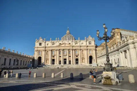 Plac Świętego Piotra w Watykanie, z Bazyliką w tle. Ciekawe watykańskie ciekawostki czekają na odkrycie!