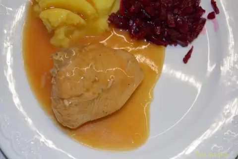 Pyszny przepis na medaliony z indyka duszone w sosie, podane z puree ziemniaczanym i buraczkami.