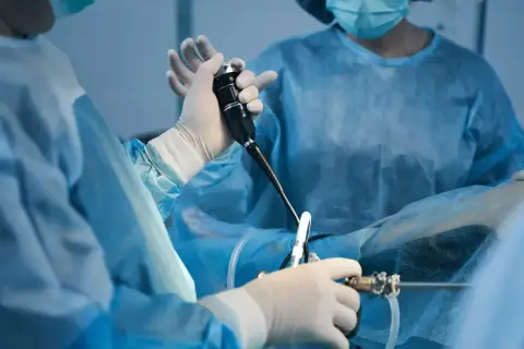 Chirurg wykonuje histeroskopię, badanie jamy macicy. To właśnie histeroskopia co to jest, pozwala na diagnostykę i leczenie.
