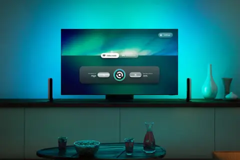 TV-Bildschirm mit der hue sync tv app, die Video- und Spielmodi anzeigt. Intensität auf "High" und Helligkeit auf 30% eingestellt.
