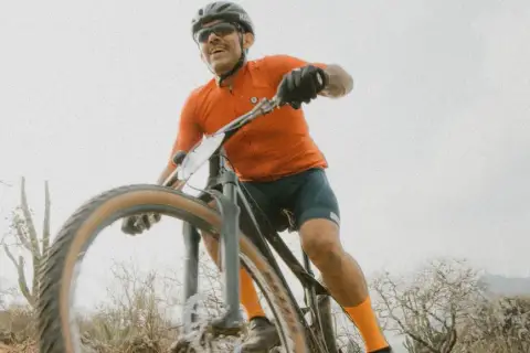 Gravel, trekking czy MTB? Jak wybrać rower do jazdy po asfalcie, szutrach i lekkim terenie?