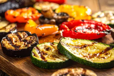 Lekkie menu na grilla: czym zastąpić ciężkie dania z rusztu?