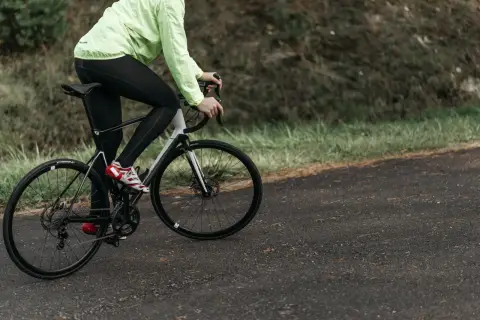 Jak dobrać rower szosowy do wzrostu i długości nóg? Praktyczny poradnik o rozmiarze ramy, geometrii i pierwszym wyborze szosy