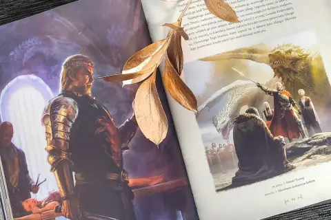 Ilustracje z książki przedstawiające króla z rodu Targaryenów i jego smoki, nawiązujące do historii rodu.