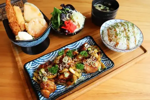 Japoński obiad: kurczak soboro, ryż, tempura, sałatka i zupa miso.