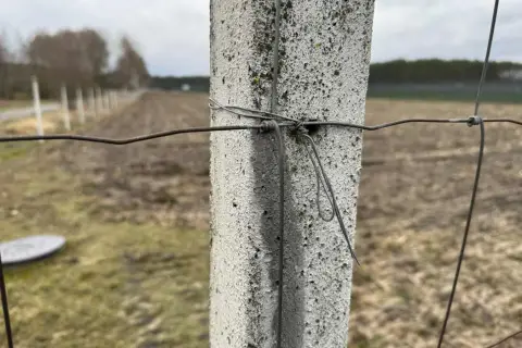 Jaka odległość między słupkami ogrodzenia z siatki zapewni trwałość?