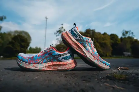 Kolorowe buty do biegania Asics Noosa Tri 16 gotowe na wyzwania.