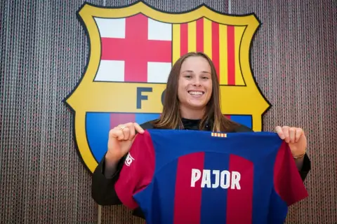 Ewa Pajor prezentuje nową koszulkę FC Barcelony.