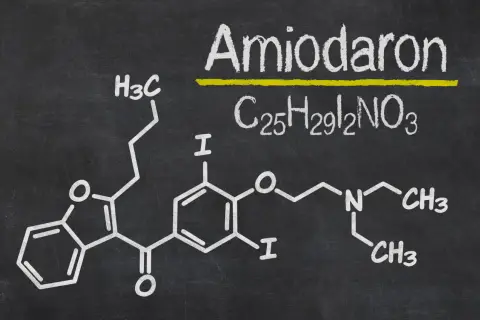 Chemische Struktur von Amiodaron mit Summenformel C25H29I2NO3. Mögliche amiodaron nebenwirkungen sind ein wichtiges Thema bei der Anwendung.