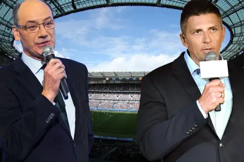 Dwóch znanych komentatorów piłki nożnej z mikrofonami na tle stadionu.