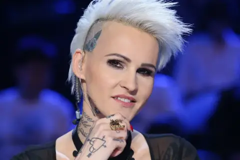 Agnieszka Chylińska, znana z odważnego wizerunku, z charakterystyczną fryzurą i tatuażami. Jej wiek nie przeszkadza jej w byciu ikoną.