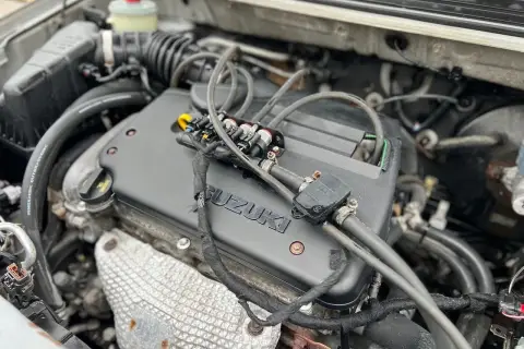 Silnik Suzuki SX4 1.6 benzyna z widocznymi wtryskiwaczami gazu.