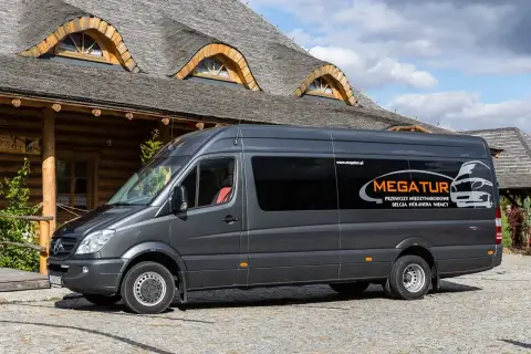 Szary bus firmy Megatur, gotowy na podróż do Holandii. Przewozy międzynarodowe do Belgii, Holandii i Niemiec.