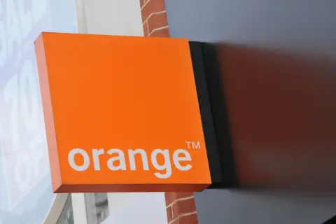 Pomarańczowy szyld Orange z logo. Chcesz wiedzieć, jak sprawdzić numer Orange?