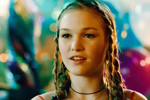Julia Stiles w filmach, z warkoczami i w świetle reflektorów, wygląda jakby właśnie weszła na plan.