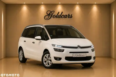 Biały Citroen Grand Picasso lśni w salonie Goldcars.
