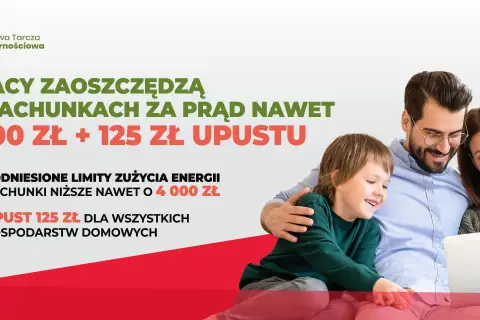 Uśmiechnięta rodzina z dzieckiem patrzy na laptopa, obok tekst o oszczędnościach na prądzie.
