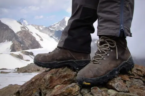 Brązowe buty trekkingowe Chiruca na skalistym szczycie, gotowe na górską przygodę.