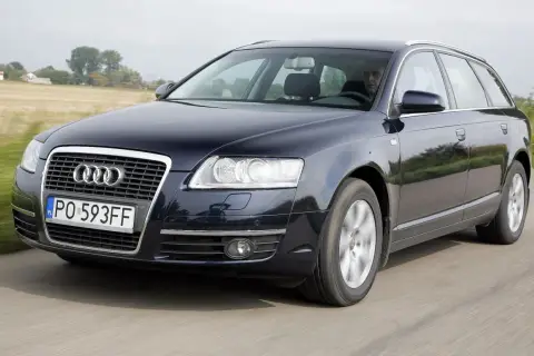 Ciemnogranatowe Audi A6 C6 2.7 TDI Avant w ruchu, z widocznym kierowcą i polskimi tablicami rejestracyjnymi.