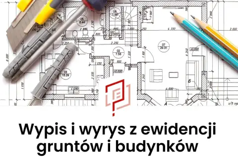 Narzędzia budowlane na tle planu architektonicznego, symbolizujące pracę z **katastrem** i dokumentacją nieruchomości.