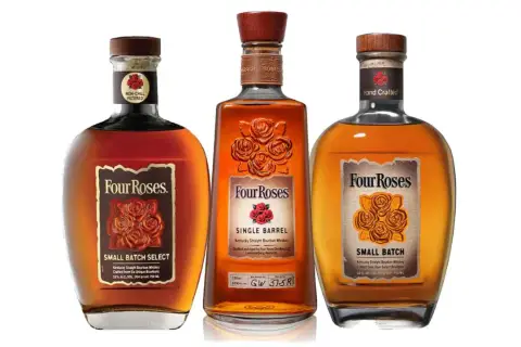 Trzy butelki Four Roses: Single Barrel, Small Batch i Small Batch Select. Różnica między Single Cask a Small Batch podkreśla unikalność każdej partii.