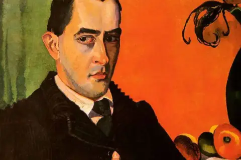 Portret mężczyzny w garniturze, dzieło Witkacego. Intensywne barwy, owoce i wazon na pomarańczowym tle.