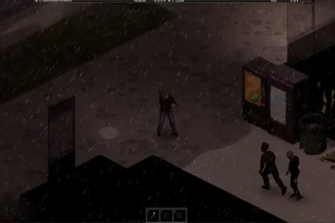 W deszczowy dzień w Project Zomboid, gracz z bronią w ręku unika dwóch zombie. Obok stoi automat z napojami.