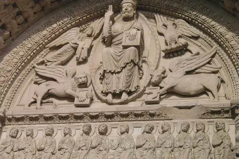 Kamienna płaskorzeźba przedstawia Chrystusa z symbolami ewangelistów: lwa, byka, anioła i orła. Poniżej siedzi dwunastu apostołów.