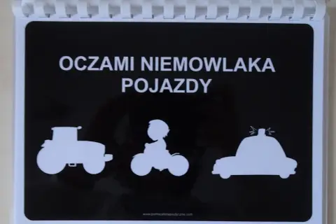 Karty kontrastowe do druku z pojazdami: traktorem, motocyklistą i radiowozem. Idealne dla niemowląt.
