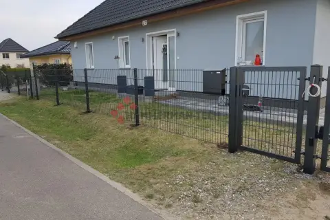 Nowy, nowoczesny ogrodzenie panelowe wokół domu. Dowiedz się, jak zrobić ogrodzenie panelowe, by zabezpieczyć swoją posesję.