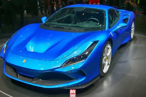 Błękitny Ferrari F8 Tributo błyszczy na wystawie, przyciągając wzrok widzów.