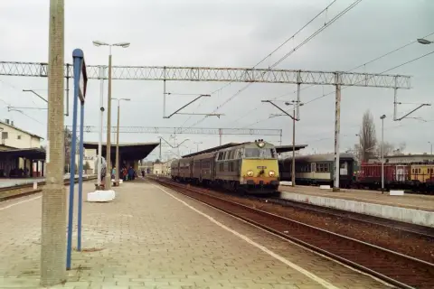 Pociąg PKP na stacji w Laskowicach Pomorskich.