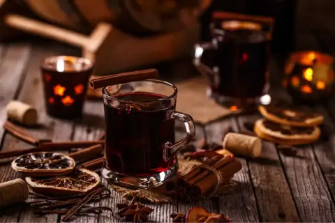 Ciepłe, jesienne drinki z cynamonem i anyżem, ozdobione suszonymi pomarańczami, tworzą przytulną atmosferę.