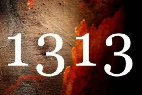 Białe cyfry 1313 na ciemnym, chropowatym tle. Co oznacza 1313?