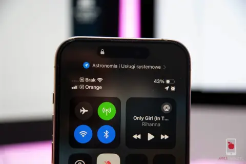 Brak sieci w telefonie. Na ekranie iPhone'a widać ikonę braku zasięgu i nazwę operatora Orange.