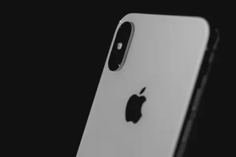 Tył iPhone'a XR, który miał premierę w 2018 roku, z widocznym logo Apple i modułem aparatu.