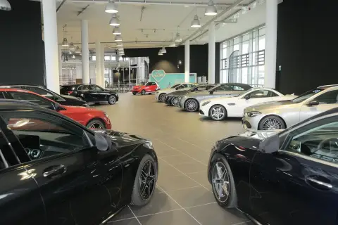Interno concessionario con diverse auto in esposizione, pronte per una permuta auto concessionario.