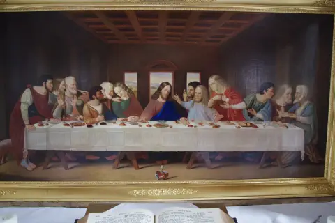 Das Abendmahl Bild Original: Jesus und seine Jünger sitzen an einer langen Tafel. Die Szene ist dramatisch und emotional.