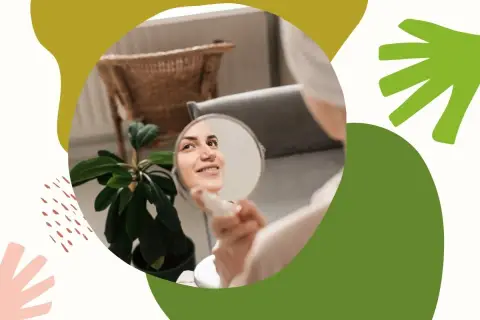 Kobieta patrzy w lustro, zastanawiając się, **hydrolat co to** jest i jak może odświeżyć jej cerę. Obok roślina.