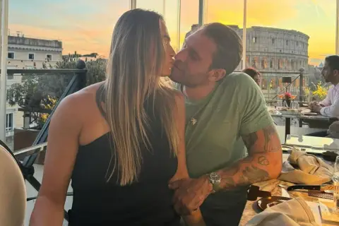 Aryna Sabalenka z partnerem w Rzymie, z Koloseum w tle podczas romantycznej kolacji.