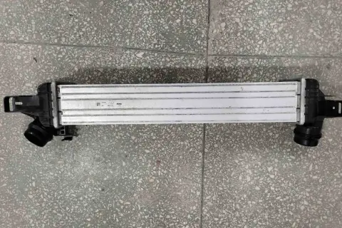 Chłodnica powietrza, czyli intercooler, to kluczowy element w turbodoładowanych silnikach. Ten konkretny model jest przeznaczony do BMW.